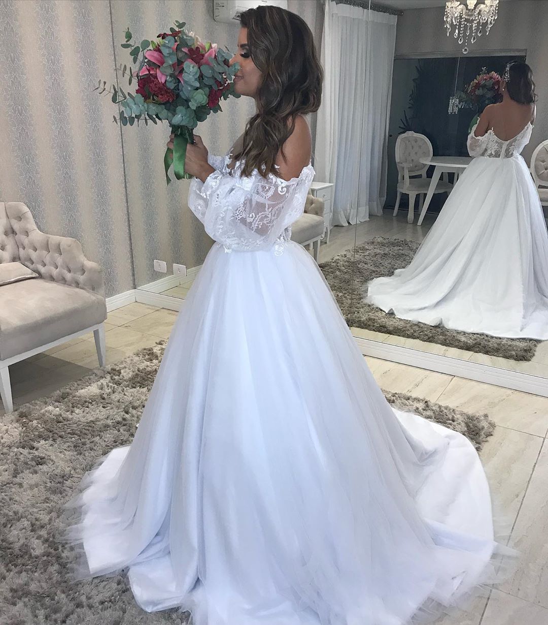 A Stylish E Lace Backless Wedding Dresses Sheer Bateau Neck Long Sleeves Bridal Gowns Sweep Train Tulle Robe De Mari E