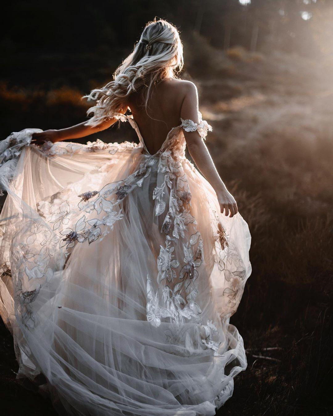 Bohemian Off Shoulder Wedding Dresses 2021 Fairy Tulle Skirt Sexy Backless Lace Appliqued Floral Country Outdoor Bride Gowns