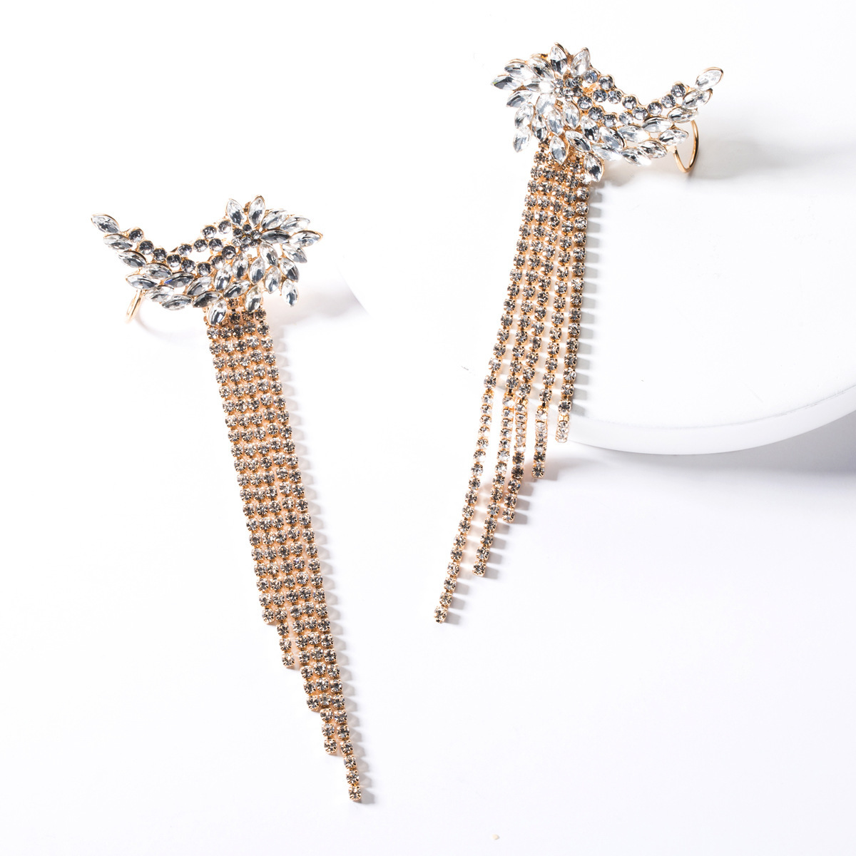 Exaggerated acrylic diamond claw chain full diamond long tassel earrings women's fashion super Fairy earrings
Exaggerated acrylic diamond claw chain full diamond long tassel earrings women's fashion super Fairy earrings