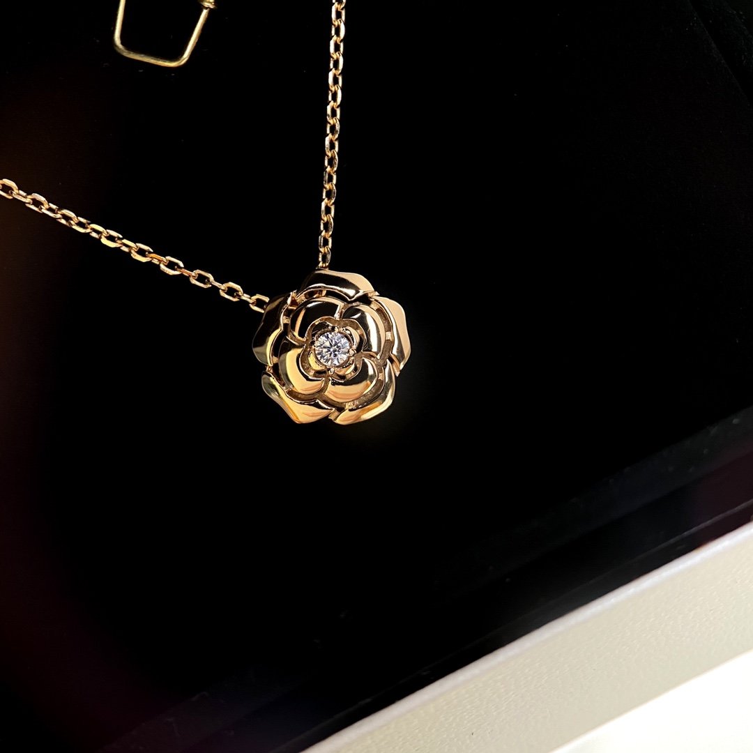 C new camellia necklace temperament elegant high-end material 925 sterling silver gold plated chain length 40+3cm
C new camellia necklace temperament elegant high-end material 925 sterling silver gold plated chain length 40+3cm