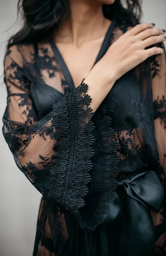 Newest Sexy Black Wedding Robes V Neck Long Sleeves Bow Sash Appliqued Lace Bridesmaid Robe Satin Silk Custom Made Short Sleepwear