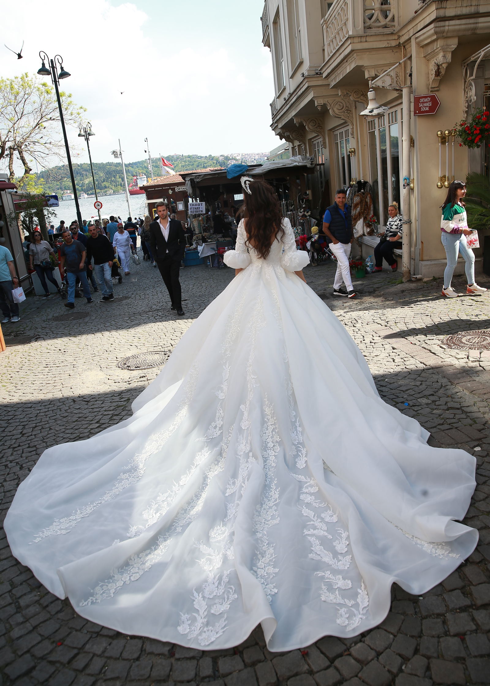 2021 Gorgeous Ball Gown Wedding Dresses Lace Off Shoulder Applique Long Sleeve Bridal Gowns Custom Made Backless Wedding Dress Robes