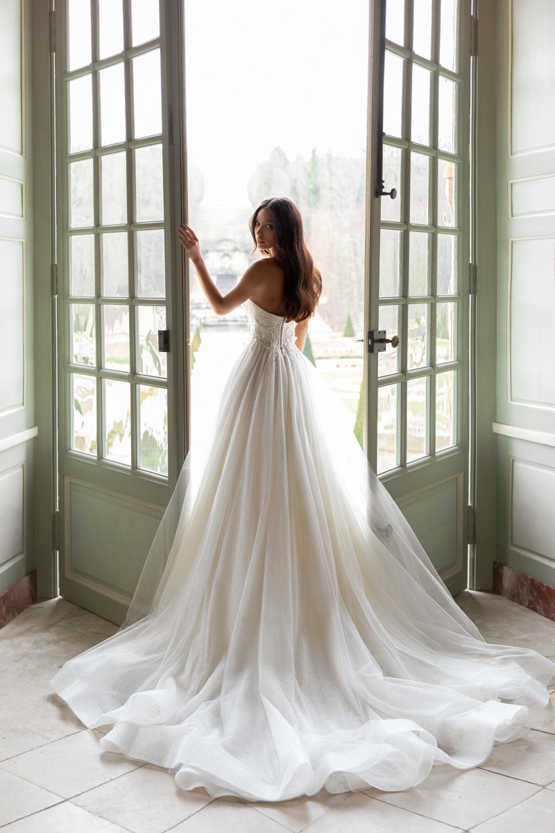 A Amazing E Beading Wedding Dresses Strapless Neck D Appliqued Sequined Bridal Gowns Sweep Train Tulle Robe De Mari E