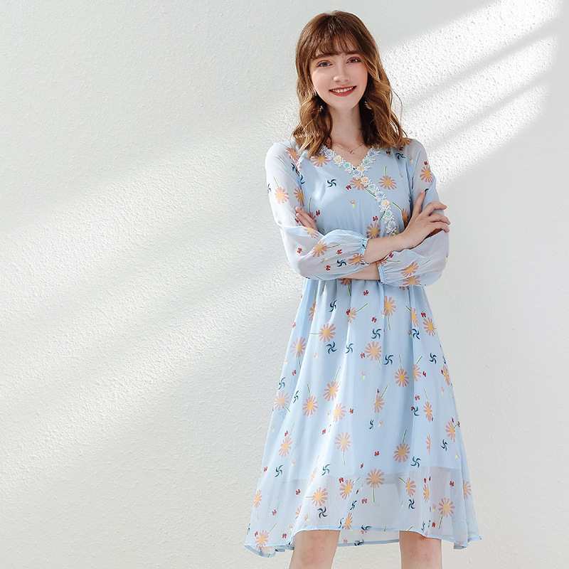 Summer new women' V-neck lantern sleeve temperament chiffon printed A-line dress light blue
Summer new women' V-neck lantern sleeve temperament chiffon printed A-line dress light blue