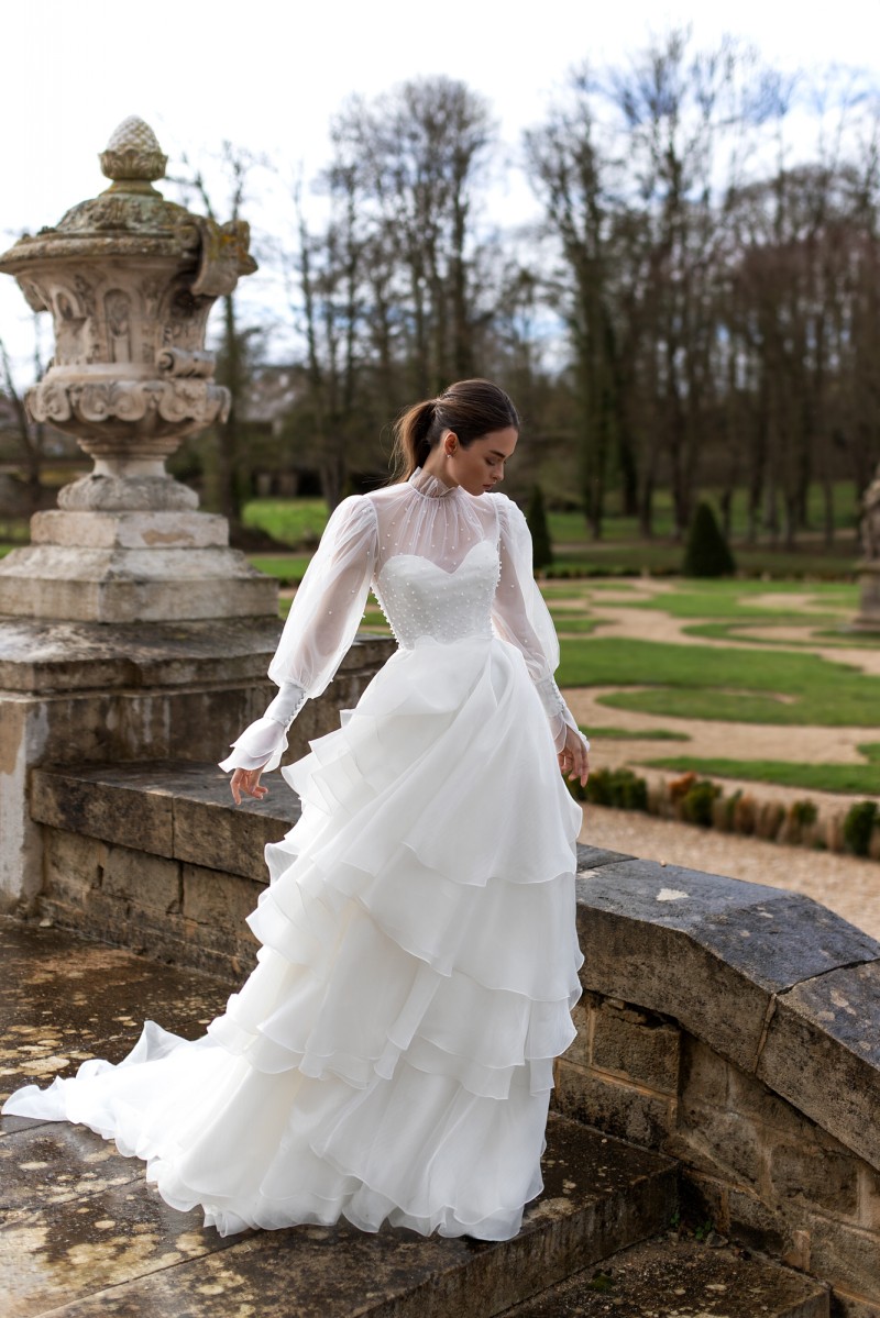 A Fashion E Beaded Wedding Dresses High Neck Long Sleeves Tiered Bridal Gowns Sweep Train Organza Robe De Mari E