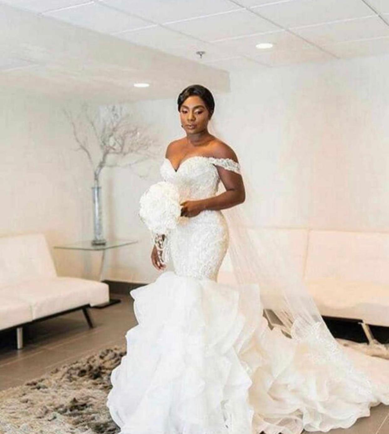 2020 Mermaid Off Shoulder Lace Wedding Dresses with Long Ruffled Tulle Train Customize Made Bridal Dress