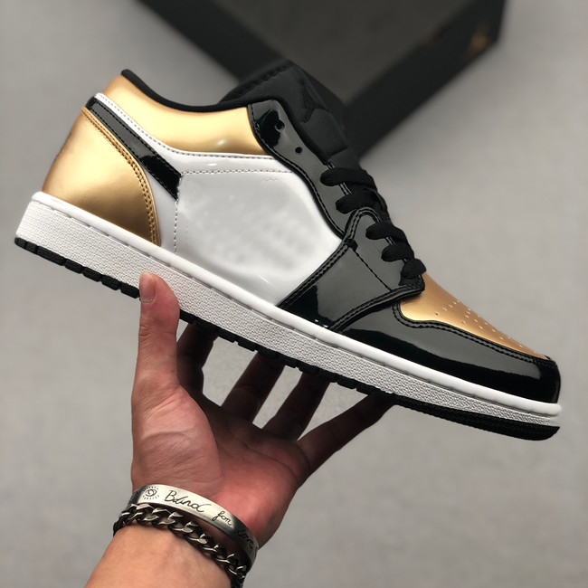 1 Low Gold Toe CQ9447 700 METALLIC GOLD BLACK WHITE golf shoes tennis shoes mens designer trainers Schoenen free shipping shoes
1 Low Gold Toe CQ9447 700 METALLIC GOLD BLACK WHITE golf shoes tennis shoes mens designer trainers Schoenen free shipping shoes