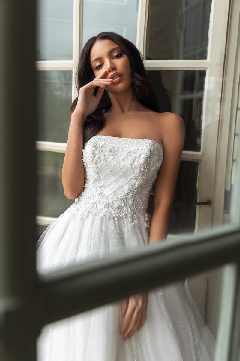 A Amazing E Beading Wedding Dresses Strapless Neck D Appliqued Sequined Bridal Gowns Sweep Train Tulle Robe De Mari E