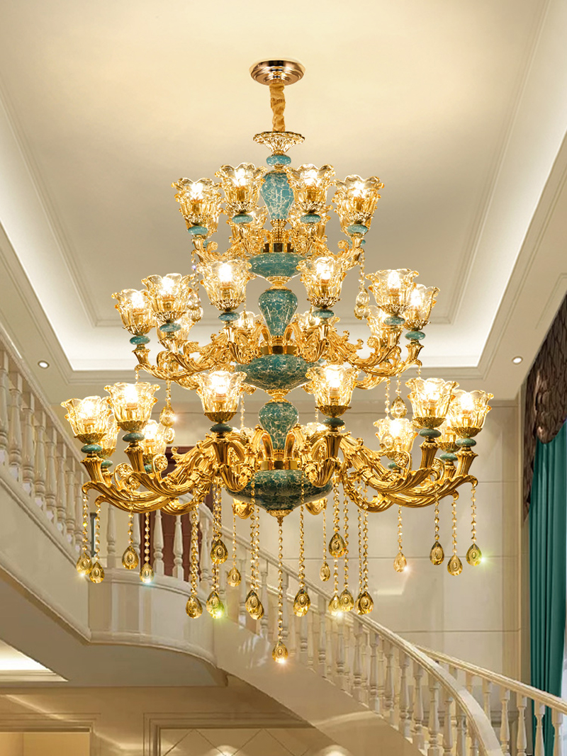 Wohnzimmer, dreistöckig, großer goldener Kronleuchter, Kristall-Pendelleuchte, Duplex-Gebäude, Hotel, Club, Halle, Treppe, Keramik-Kronleuchter,