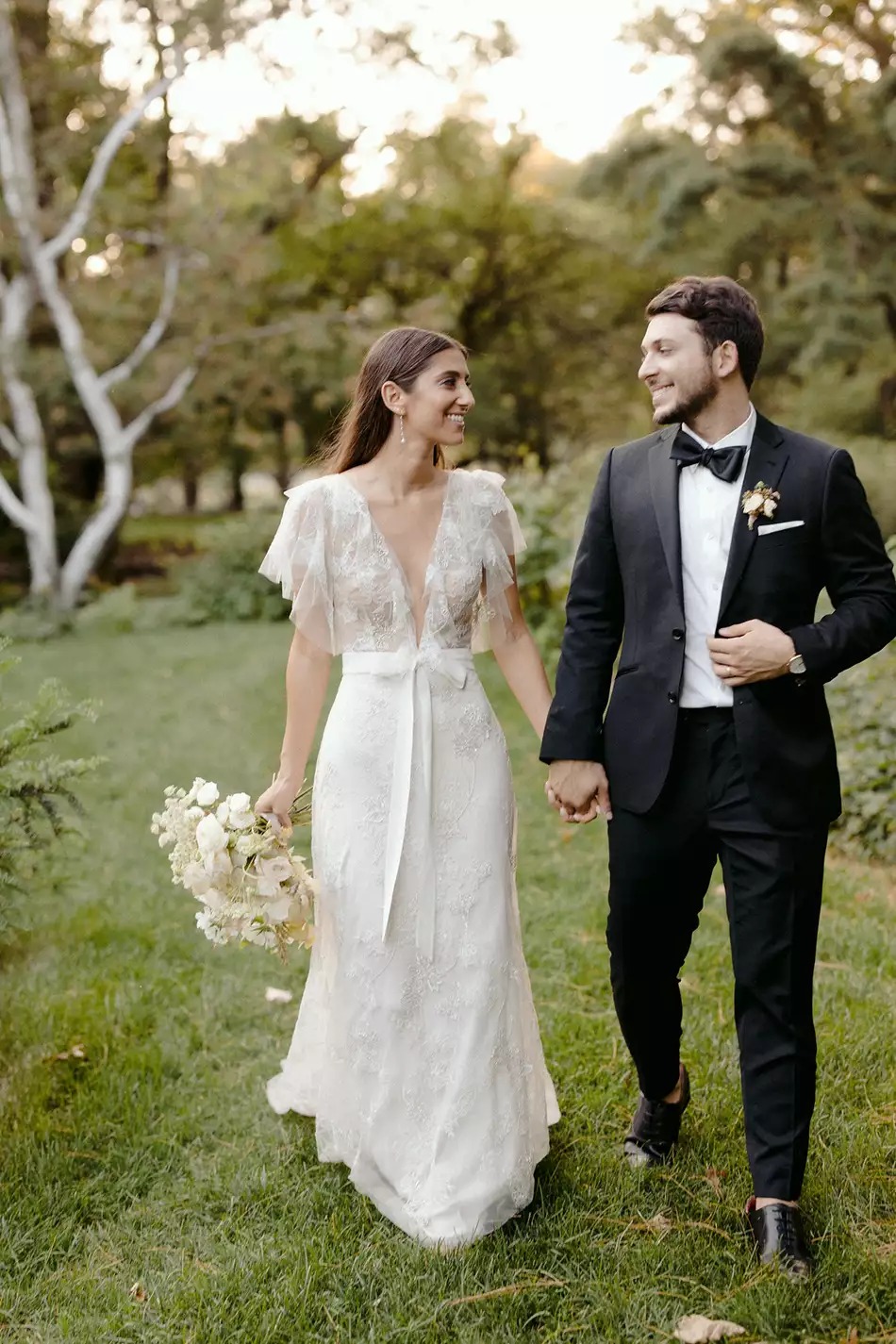 Garden Wedding Dresses V-neck Illusion Sleeve Tulle Applique Wedding Gown Hot Sell Sweep Train Custom Made Vestidos De Novia Hot Sell