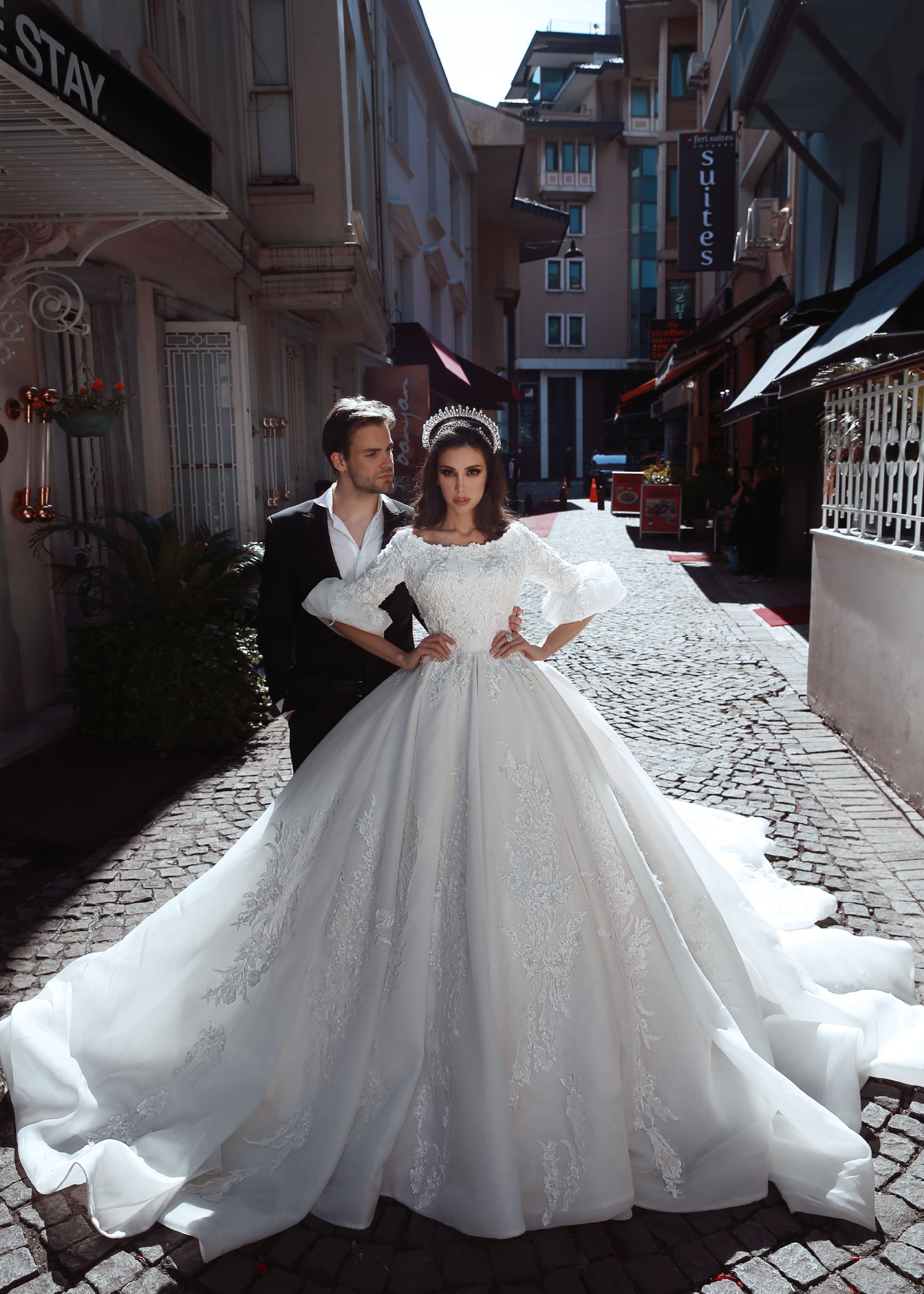 2021 Gorgeous Ball Gown Wedding Dresses Lace Off Shoulder Applique Long Sleeve Bridal Gowns Custom Made Backless Wedding Dress Robes