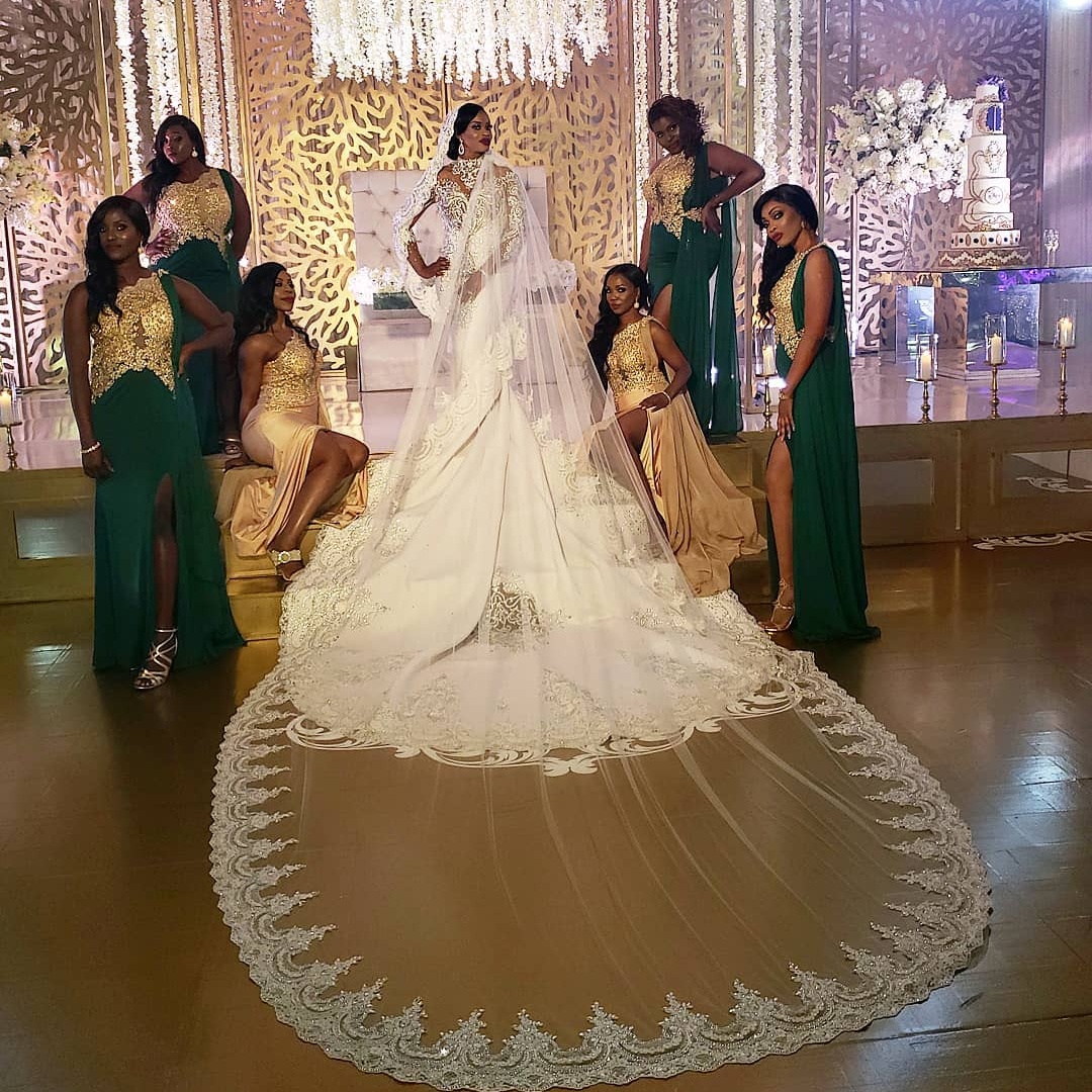 Stylish Beaded Wedding Veils Lace Appliqued Edge 3M Long Cathedral Length Sequined Bridal Veil Tulle With Comb For Women Hair Accessories
