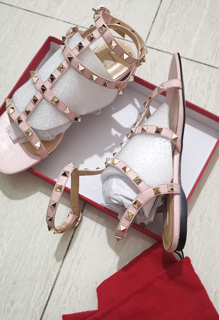 luxury rivets sandals woman rivets Rubber low heel sandals for woman leather with box dust bag, Black
