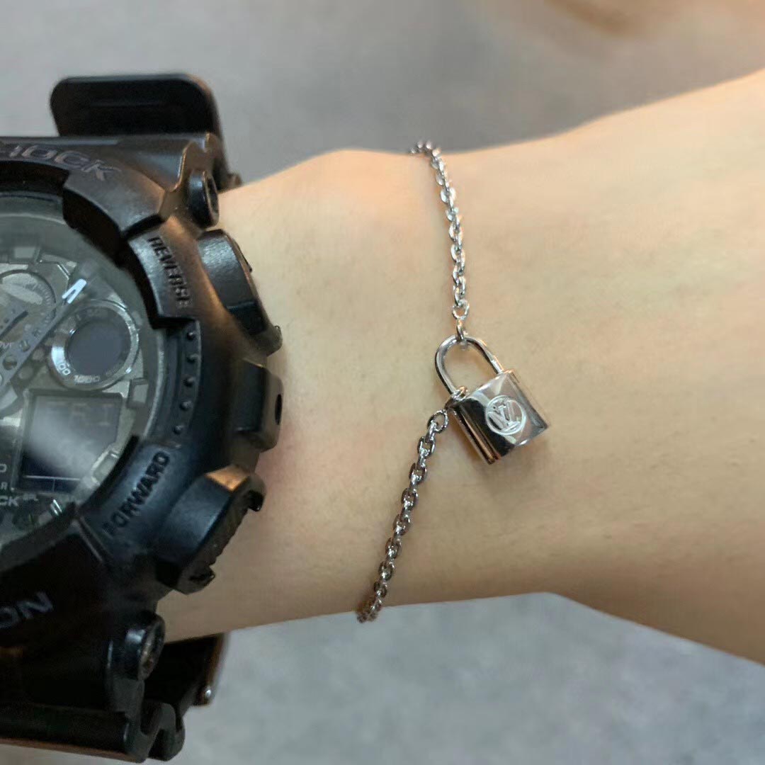 Luxurious quality S925 Silver charm bracelet with padlock and stamp for women and man jewelry gift pendant necklace free shipping PS5277A, Black
Luxurious quality S925 Silver charm bracelet with padlock and stamp for women and man jewelry gift pendant necklace free shipping PS5277A, Black