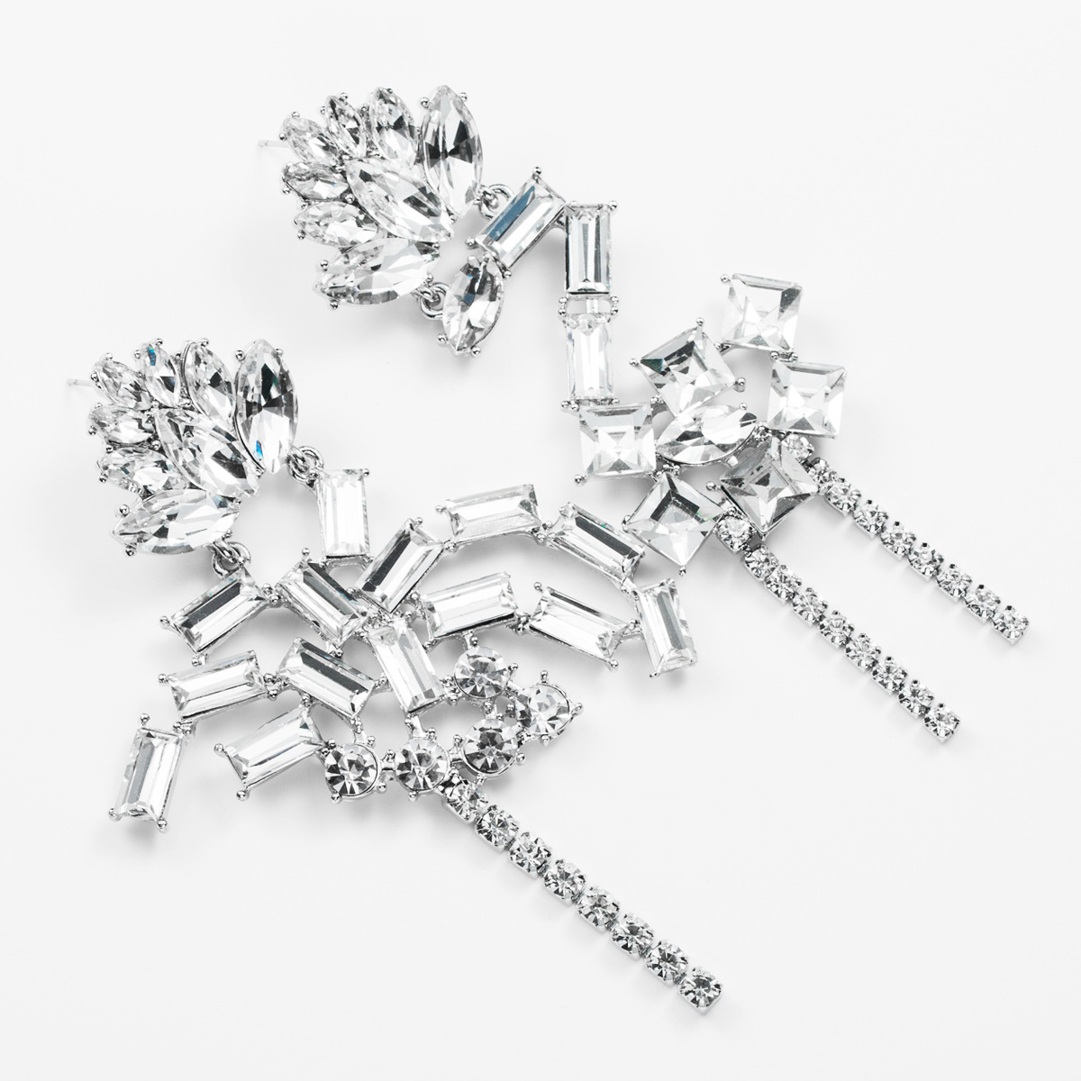 Exaggerated acrylic Diamond asymmetric earrings women's fashion full diamond Super Flash earrings light luxury show style 
Exaggerated acrylic Diamond asymmetric earrings women's fashion full diamond Super Flash earrings light luxury show style