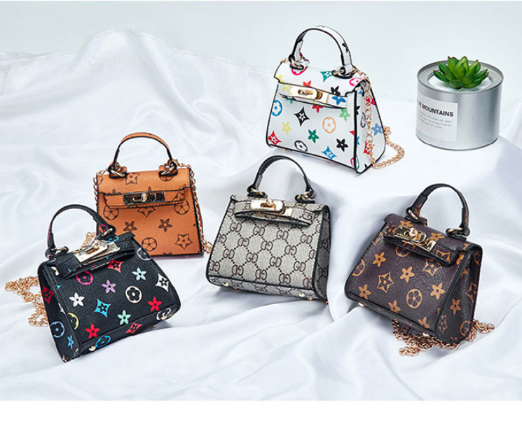 Fashion kids bag girls chain one-shoulder bag children letter printed messenger bag lady children handbag A3865, Black
Fashion kids bag girls chain one-shoulder bag children letter printed messenger bag lady children handbag A3865, Black