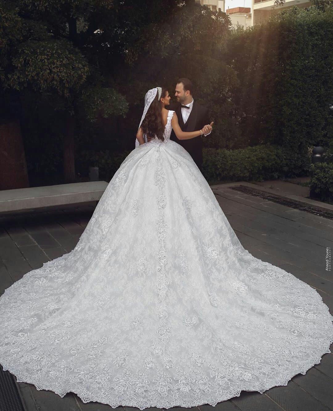 Gorgeous Lace Ball Gown 2021 Backless Wedding Dresses V Neck Lace Appliqued Beaded Saudi Arabia Chapel Train Wedding Dress Bridal Gowns