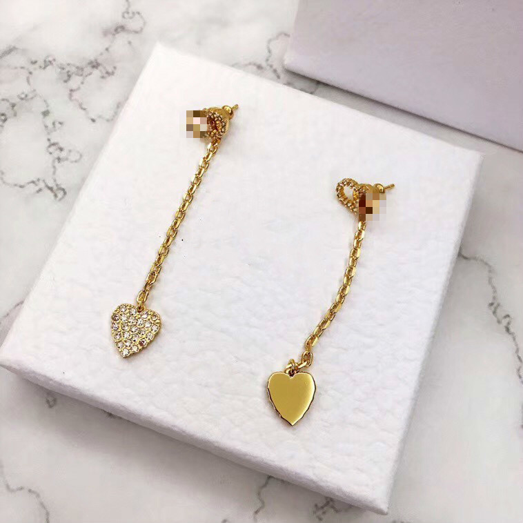 D family/Di family new JAD letter love earrings female Diamond made of brass texture old all-match earrings tide
D family/Di family new JAD letter love earrings female Diamond made of brass texture old all-match earrings tide