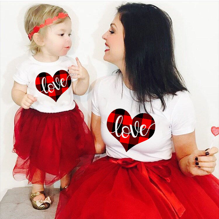 1pcs Mommy + Me Matching Valentine's Day Tee Mother Daughter Valentines Day Matching Outfits Short Sleeve O-neck Shirts, As pic
1pcs Mommy + Me Matching Valentine's Day Tee Mother Daughter Valentines Day Matching Outfits Short Sleeve O-neck Shirts, As pic