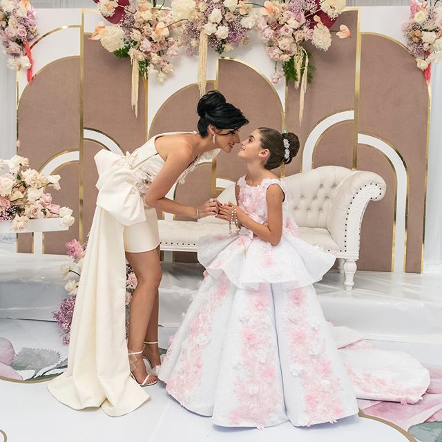 Princess A Line Flower Girl Dresses with Peplum 3D Floral Appliques Vintage Pageant Gowns Backless Sweep Train Girls Birthday Party Dress