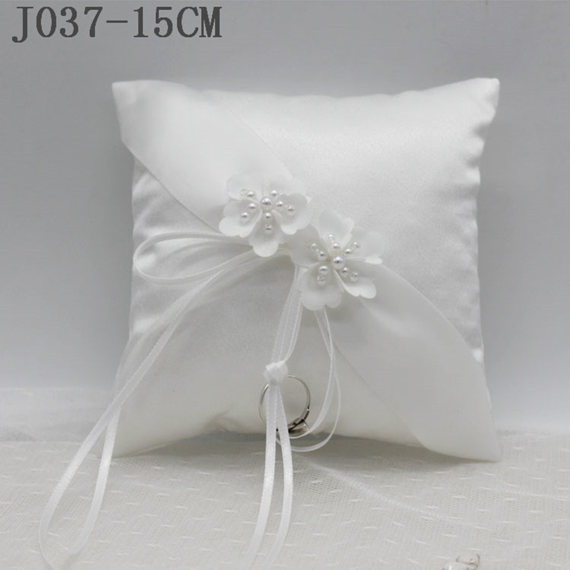 New Wedding Ring Pillow With Ribbons 15x15cm White Flower Wedding Ring Holder Marriage Ring Cushion Bearer Wedding Party Decoration J037 
New Wedding Ring Pillow With Ribbons 15x15cm White Flower Wedding Ring Holder Marriage Ring Cushion Bearer Wedding Party Decoration J037