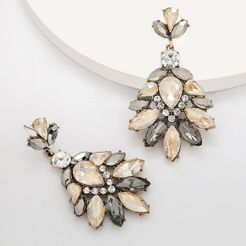 Exaggerated temperament alloy Diamond rhinestone acrylic full diamond earrings Women's Super Flash wind earring
Exaggerated temperament alloy Diamond rhinestone acrylic full diamond earrings Women's Super Flash wind earring