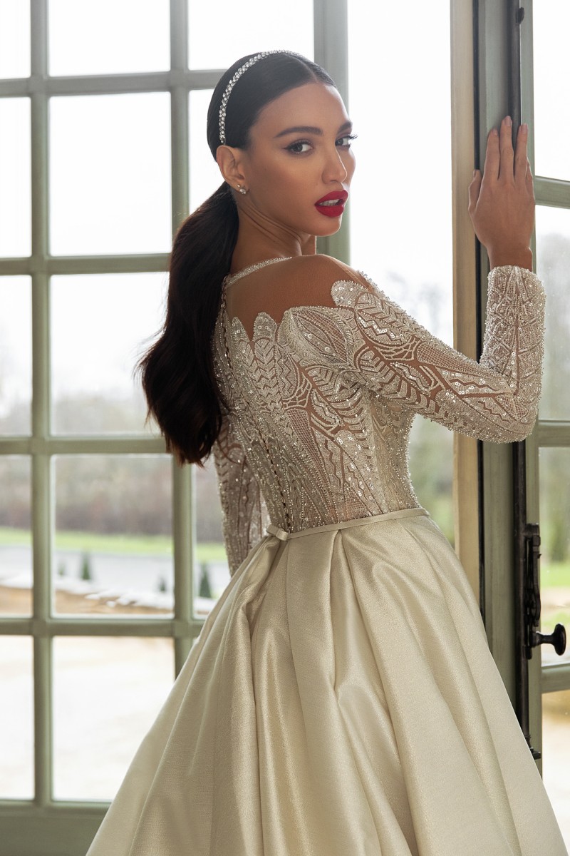 Elegant Sequined Lace Wedding Dresses Sheer Bateau Neck A Line Beaded Long Sleeves Bridal Gowns Sweep Train Satin robe de mariée