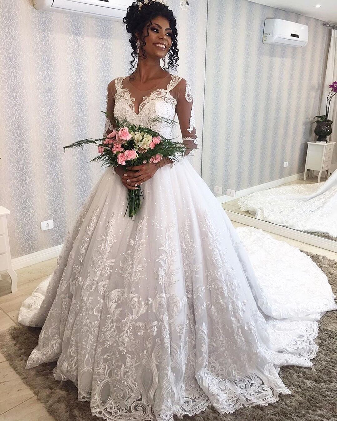 Sequined Elegant Lace Wedding Dresses Sheer Jewel Neck Appliqued Covered Buttons Back Bridal Gowns Sweep Train Tulle Robe De Mari E