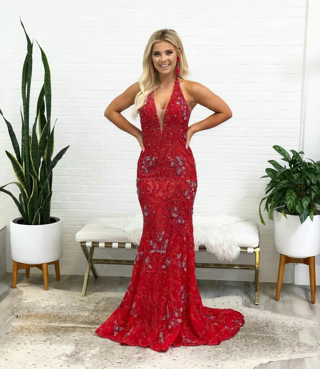 Red Halter Mermaid Wedding Dresses Appliqued Lace Ruched Wedding Gown Sweep Train Bridal Gown Sleeveless Vestidos De Novia