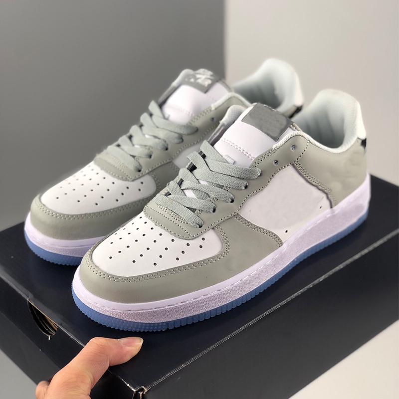 Cheap WMNS 01 Low Grey Running Shoes Mixed board Shoes Classic Design Brand Logo Crystal Bottom Women Mens 1 Sports sneakers 36-45
Cheap WMNS 01 Low Grey Running Shoes Mixed board Shoes Classic Design Brand Logo Crystal Bottom Women Mens 1 Sports sneakers 36-45