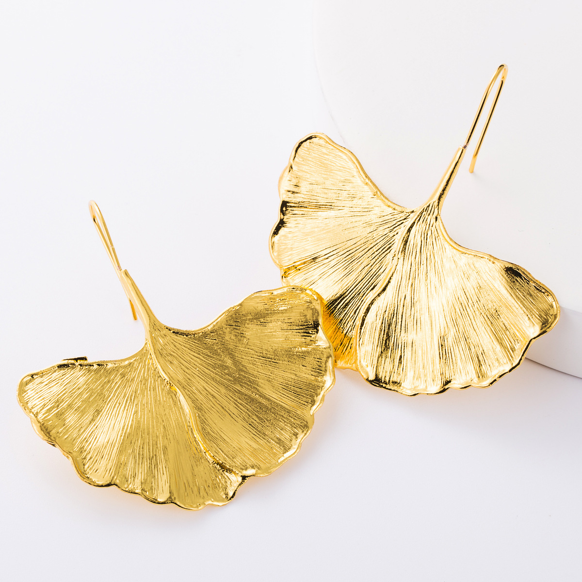 Creative and personalized alloy ginkgo leaf earrings women's fashion minimalist ear hook earrings new style
Creative and personalized alloy ginkgo leaf earrings women's fashion minimalist ear hook earrings new style