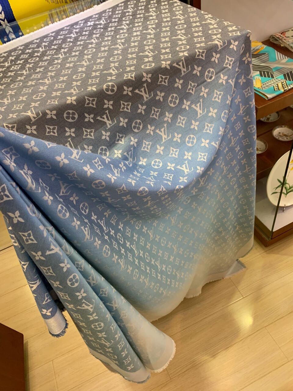 2020 new beautiful color ladies imitation cashmere scarf four seasons universal multi-functional shawl 2 colors 140cm * 140cm
2020 new beautiful color ladies imitation cashmere scarf four seasons universal multi-functional shawl 2 colors 140cm * 140cm