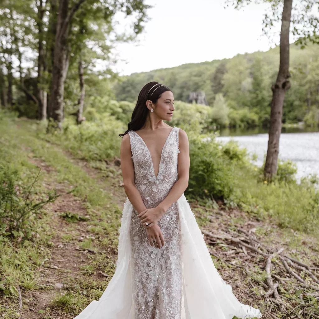 Outside Wedding Dresses V-neck Lace Applique Sequins Wedding Gown Sleeveless Hot Sell Sweep Train Custom Made Vestidos De Novia Hot Sell