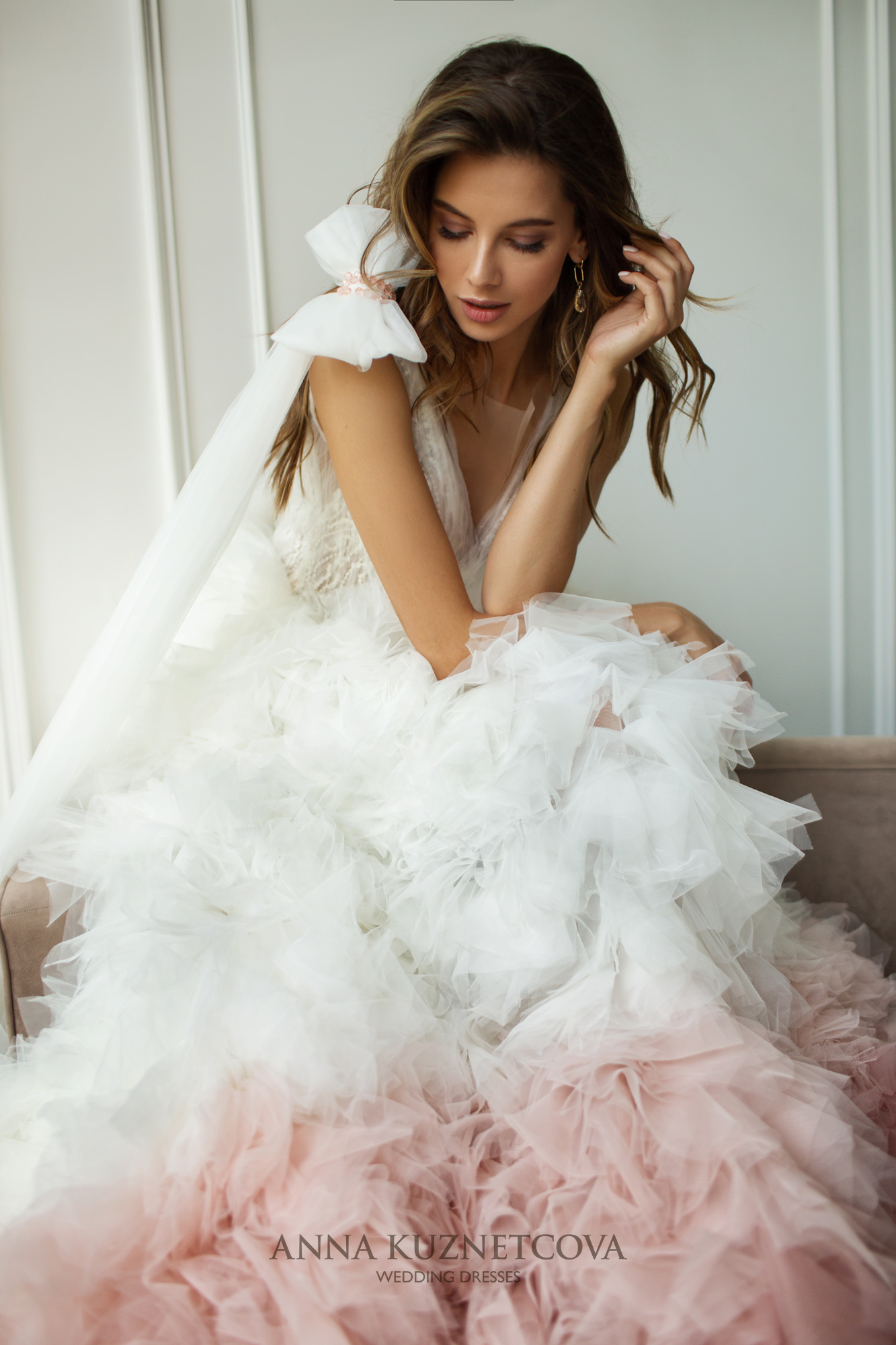 Newest Anna Kuznetcova Wedding Dresses With Detachable Train V-neck Tiered Tulle Blush Applique Bridal Gown Custom Made Wedding Dress
