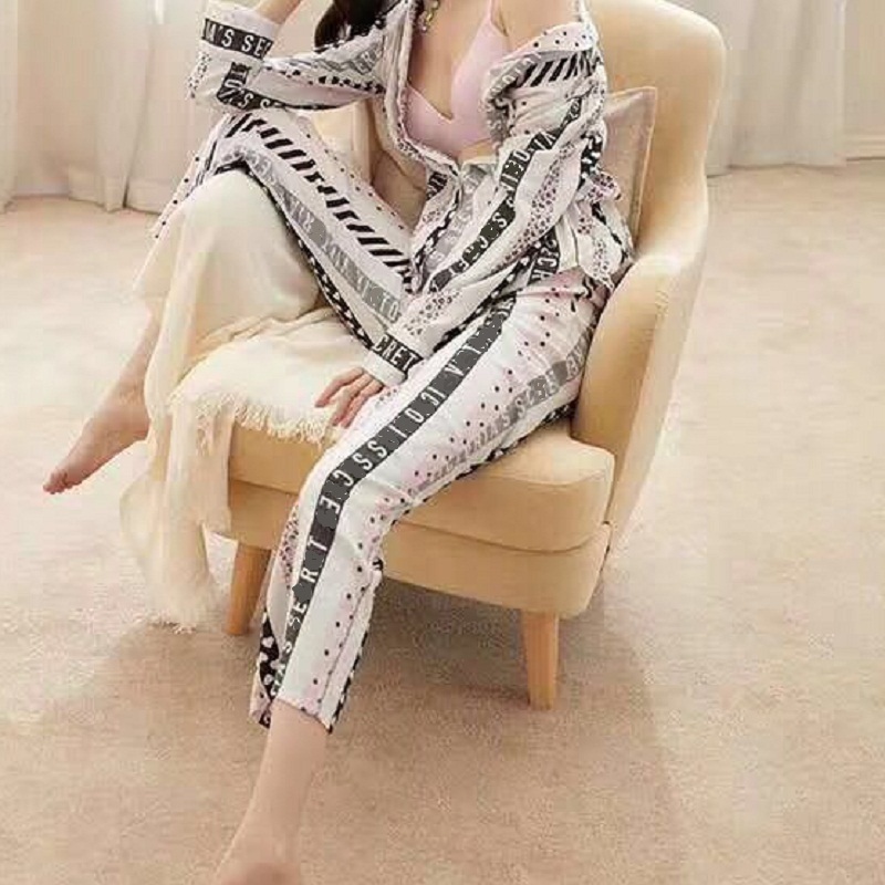 Ladies pure cotton long-sleeved pajamas suit,comfortable pure cotton brushed home wear,letter stripes,long-sleeved pants pajamas
Ladies pure cotton long-sleeved pajamas suit,comfortable pure cotton brushed home wear,letter stripes,long-sleeved pants pajamas
