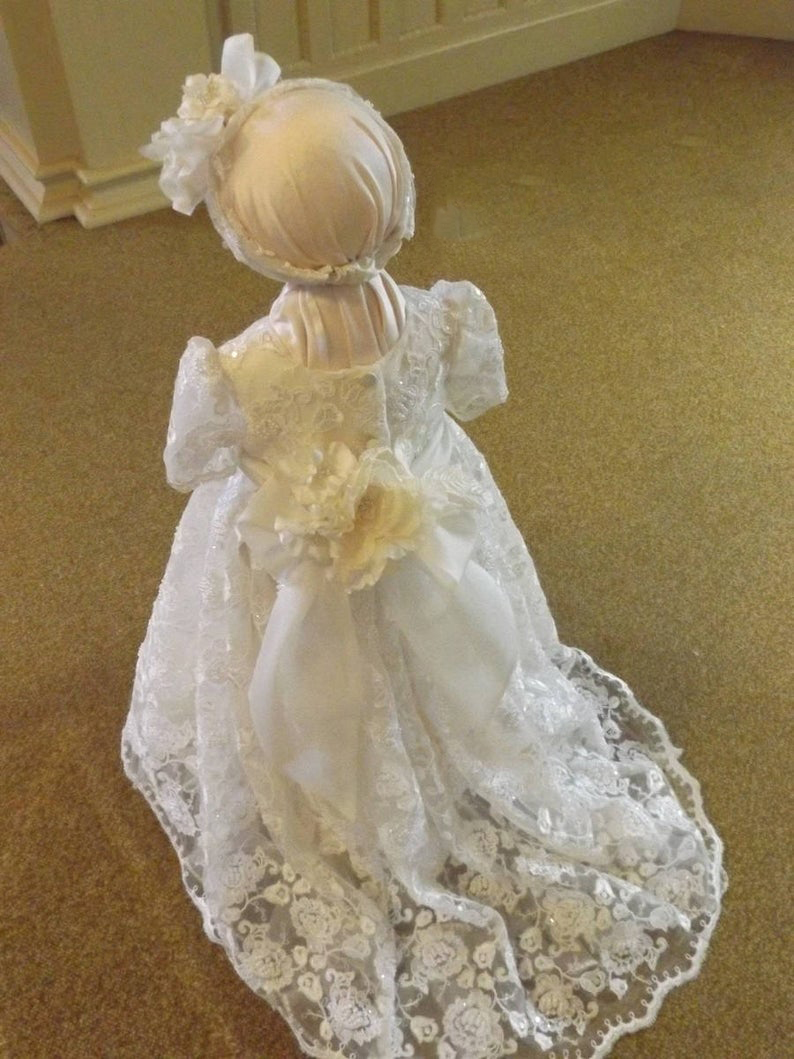 Classy 2021 Ivory Short Sleeve Communion Dress For Baby Girls Lace Appliqued Pearls Baptism Dresses With Bonnet First Communication Dress