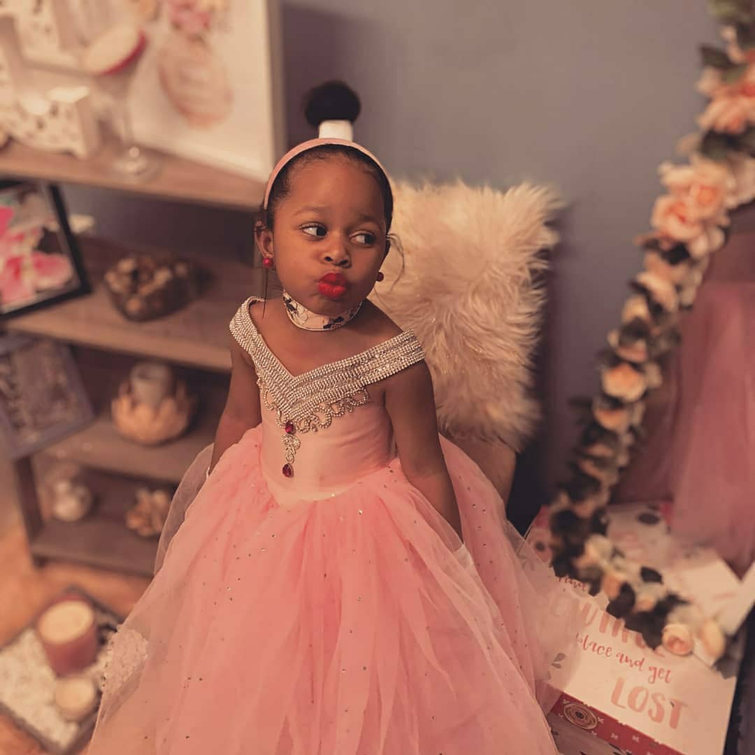 Pink Crystals Beaded 2020 Flower Girl Dresses V-neck Balll Gown Little Girl Wedding Dresses Cheap Communion Pageant Dresses Gowns F358