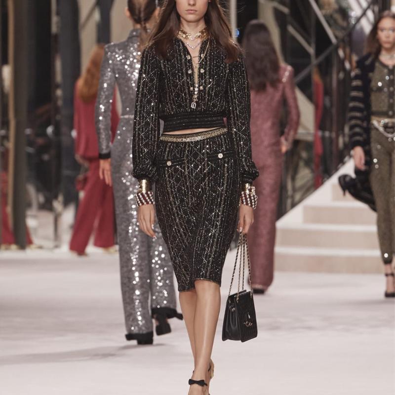 Runway Women Sweater Skirt Set 2020 Autumn Winter Gold Thread Plaid Pullover Knitted Top + HIp Pack Short Skirt 2 Piece Set
Runway Women Sweater Skirt Set 2020 Autumn Winter Gold Thread Plaid Pullover Knitted Top + HIp Pack Short Skirt 2 Piece Set