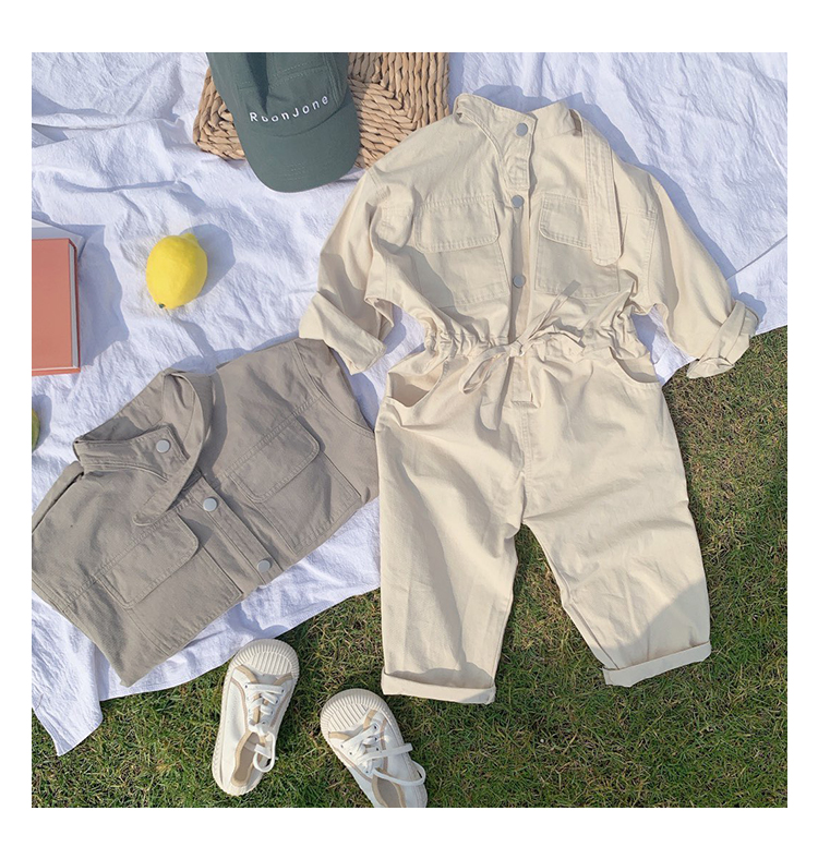 WORKER PLAYSUIT -Round neck jumpsuit with long sleeves. Snap button fastening and front pockets. Loops at the waist, Beige
WORKER PLAYSUIT -Round neck jumpsuit with long sleeves. Snap button fastening and front pockets. Loops at the waist, Beige