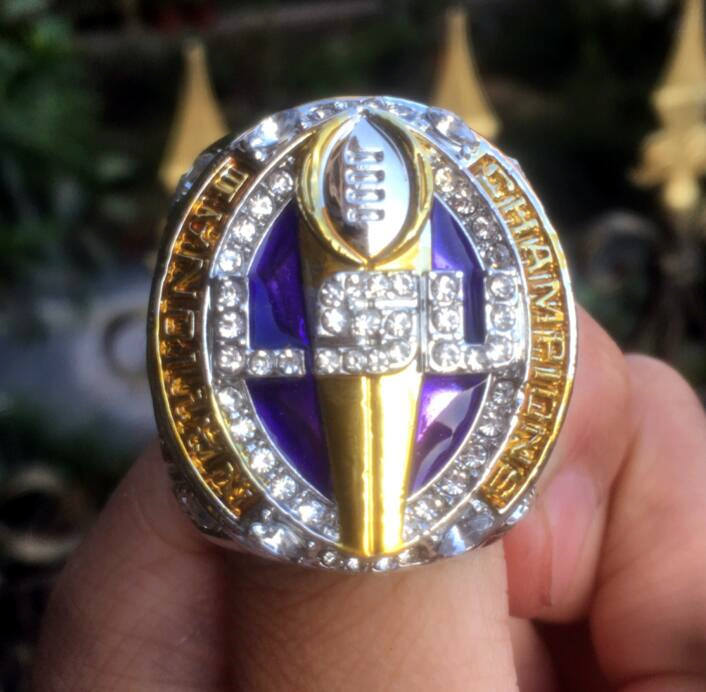 LSU 2019 Tiger s ORGERON Nationals Team champions Championship Ring With Wooden Box Souvenir Hold That Tiger Men Fan Gift 2020 wholesal
LSU 2019 Tiger s ORGERON Nationals Team champions Championship Ring With Wooden Box Souvenir Hold That Tiger Men Fan Gift 2020 wholesal