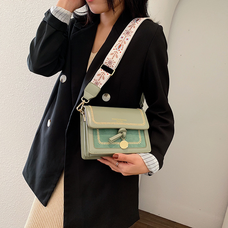 2020 New Network Red Air Mini Bag Womens Bag New All-match Broadband Shoulder Messenger Korean Style Contrasting Color Square Sling Bag, Burgundy
2020 New Network Red Air Mini Bag Womens Bag New All-match Broadband Shoulder Messenger Korean Style Contrasting Color Square Sling Bag, Burgundy
