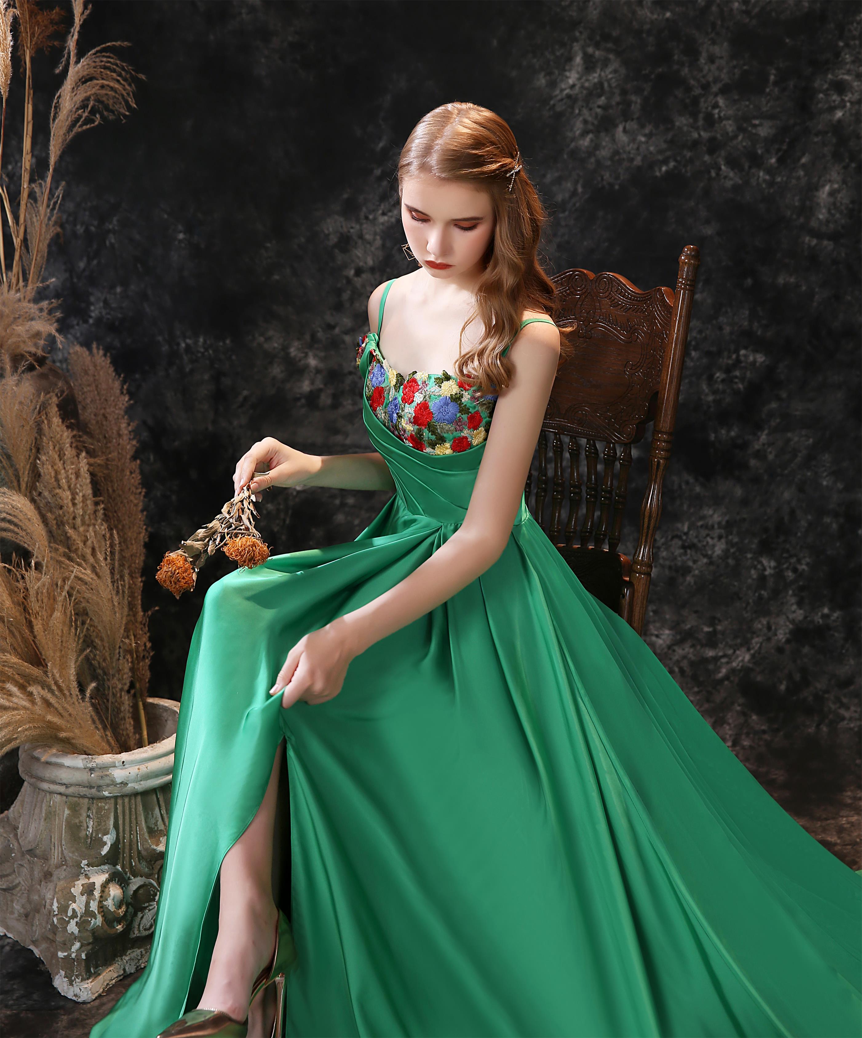 Spaghetti Evening Dresses Embroidery Green Cocktail Dress Zipper Back Prom Gowns Split Sweep Train Party Wear