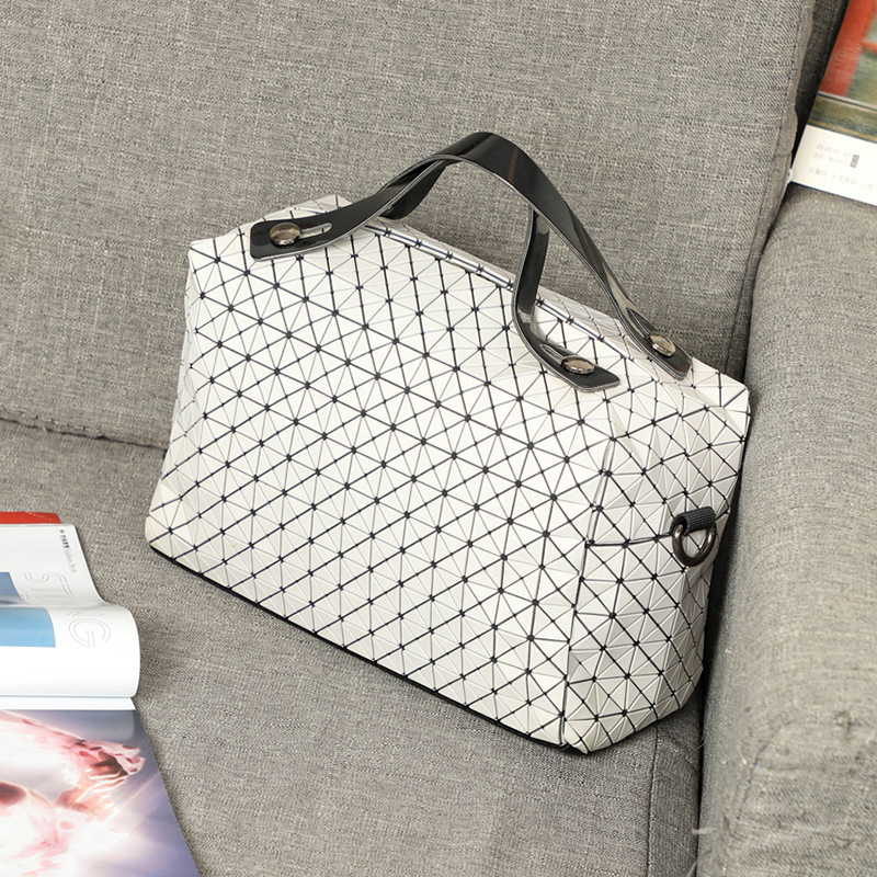 2020 Fashion Summer Rhombus Shoulder Messenger Female Bags High Quality Large Capacity Casual Totes Women Purse and Handbags, Black
2020 Fashion Summer Rhombus Shoulder Messenger Female Bags High Quality Large Capacity Casual Totes Women Purse and Handbags, Black