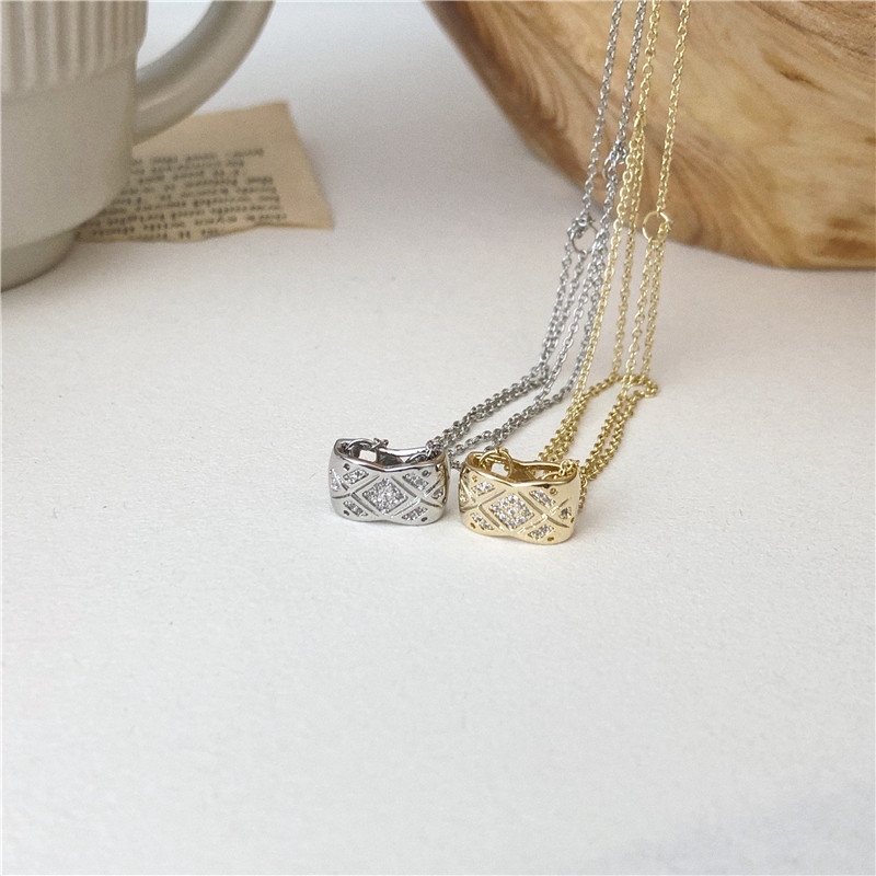 Vintage Square Rhombus Checked Necklace Elegant Geometric Double Layer Clavicle Minimalist Short Chain Necklace For Women Gift 
Vintage Square Rhombus Checked Necklace Elegant Geometric Double Layer Clavicle Minimalist Short Chain Necklace For Women Gift