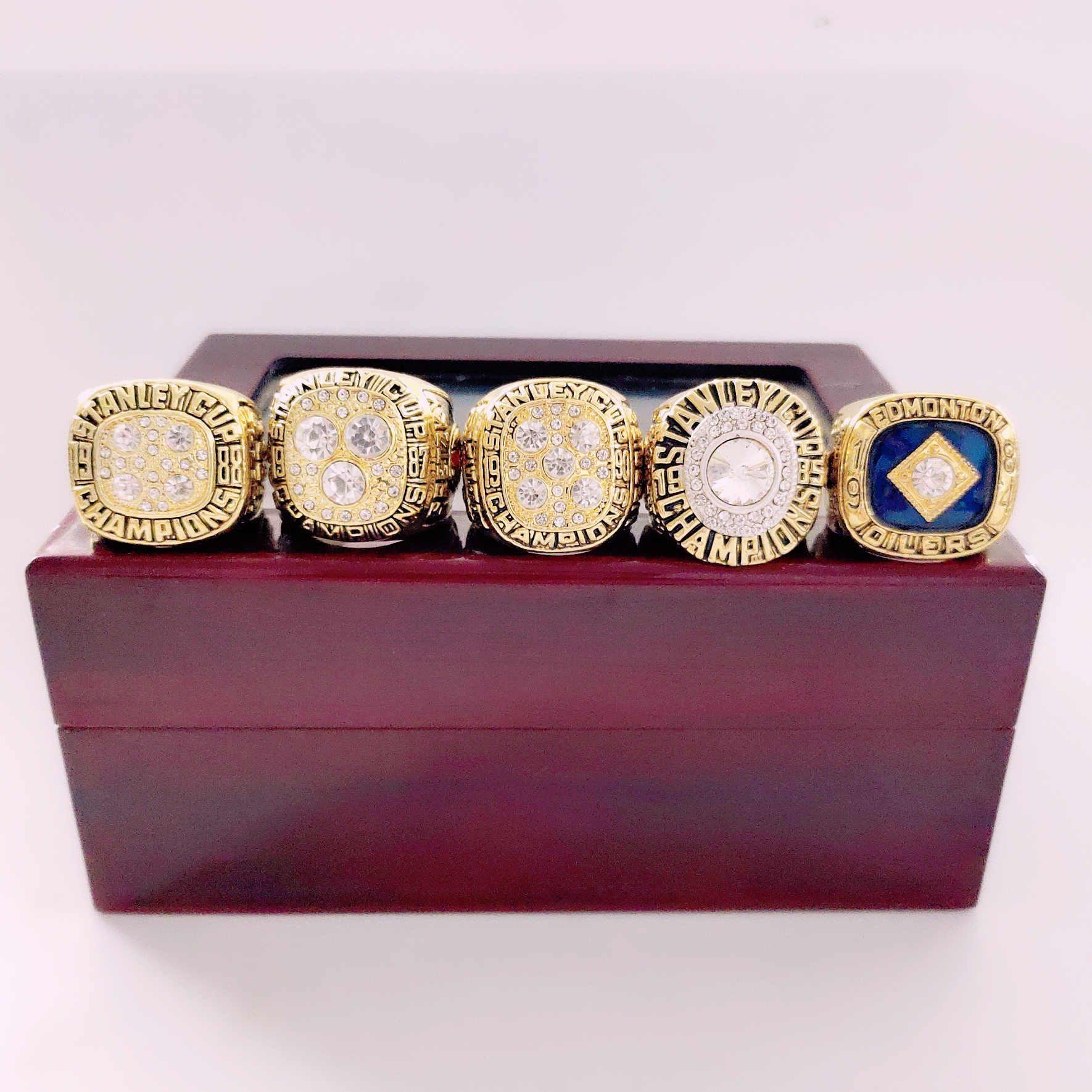 5pcs 1984 1985 1987 1988 1990 Edmonton Oilers Championship Ring Set Men Fan Souvenir Gift Wholesale, Golden;silver
5pcs 1984 1985 1987 1988 1990 Edmonton Oilers Championship Ring Set Men Fan Souvenir Gift Wholesale, Golden;silver