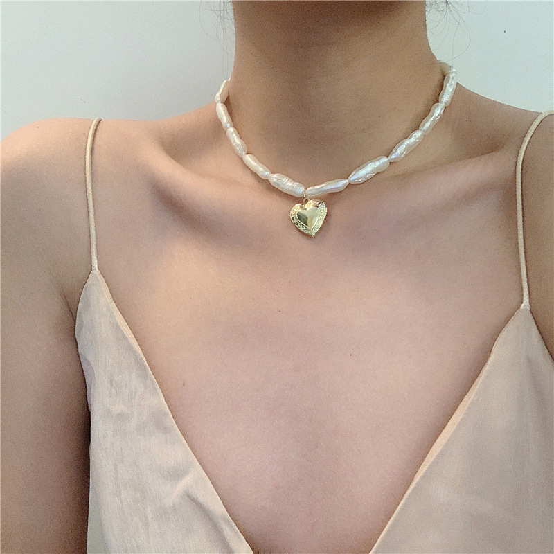 New Single Strand Imitation Pearl Love Pendant Metal Necklace Baroque Style Heart Open Exquisite Choker Clavicle Necklace
New Single Strand Imitation Pearl Love Pendant Metal Necklace Baroque Style Heart Open Exquisite Choker Clavicle Necklace