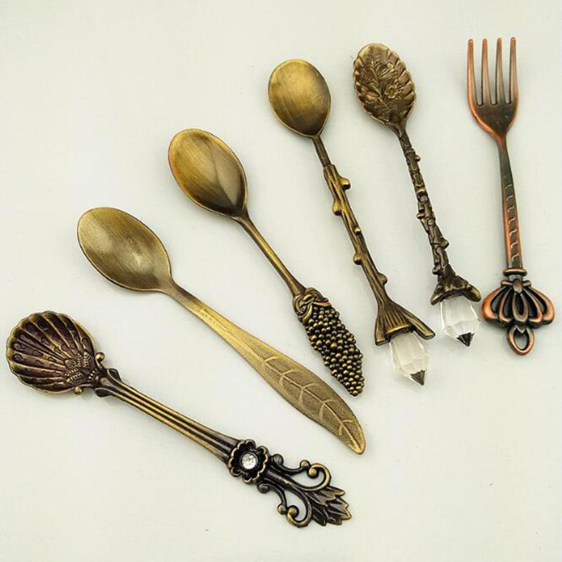 2020 New 6Pcs/Set Zinc Alloy Royal Style Vintage Coffee Spoons & Pastry Fork Metal Carved Flatware Kitchen Tableware Gadgets
2020 New 6Pcs/Set Zinc Alloy Royal Style Vintage Coffee Spoons & Pastry Fork Metal Carved Flatware Kitchen Tableware Gadgets
