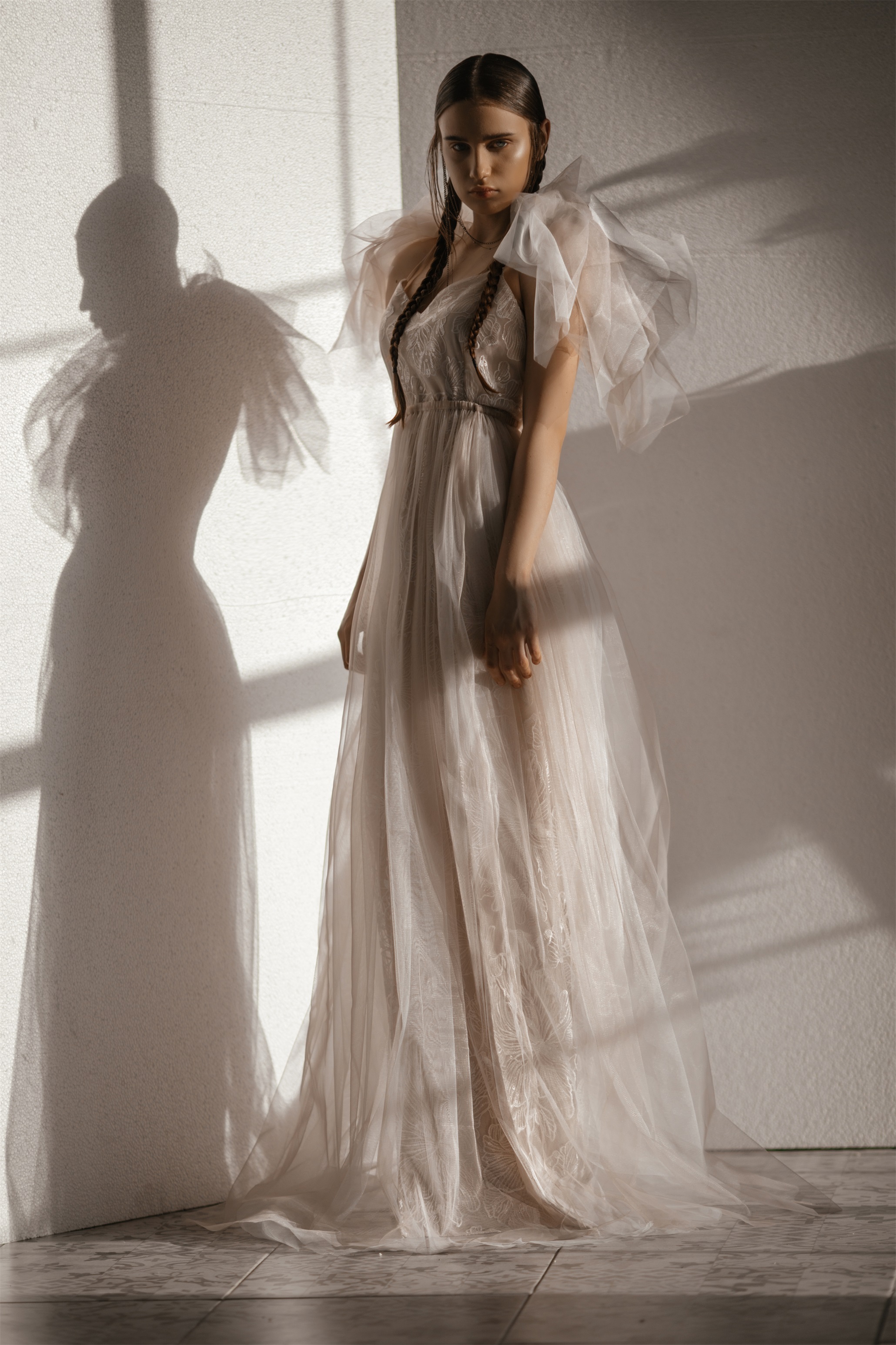 Spaghetti Wedding Dresses Custom Made A Line Designer Neck vestido de novia Scoop Sweep Train Tulle Bridal Gowns Robe