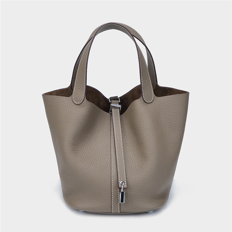 2020 new brand fashion Colorful Bag Basket luxury designer Woman bag Lock Picotin Head Layer Cowhide Bucket Package Hand Carry Handbag Tide, Black trumpet
2020 new brand fashion Colorful Bag Basket luxury designer Woman bag Lock Picotin Head Layer Cowhide Bucket Package Hand Carry Handbag Tide, Black trumpet