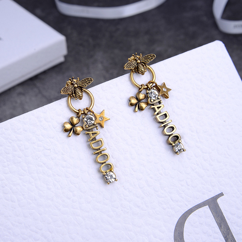 2020 New D letters five-pointed star bee earrings women's personalized fashion diamond-encrusted brass earrings
2020 New D letters five-pointed star bee earrings women's personalized fashion diamond-encrusted brass earrings